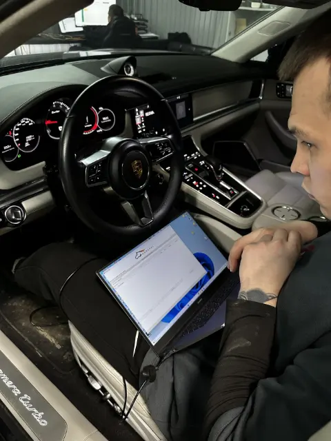 Подключение ноутбука к Porsche Panamera 971 для компьютерной диагностики