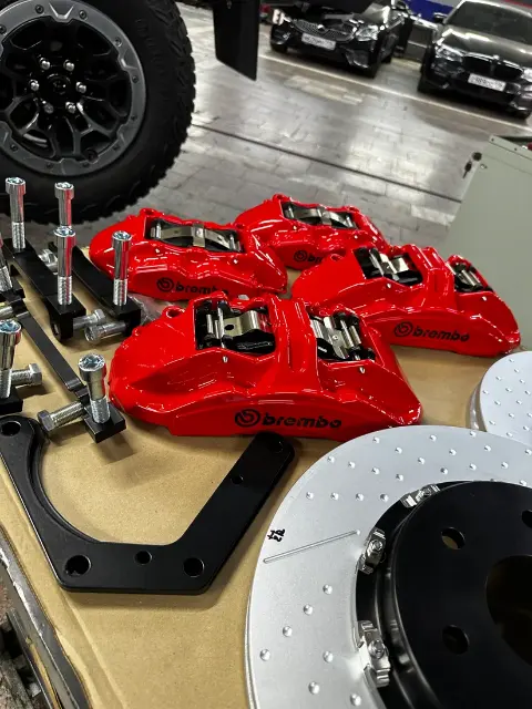 Красные суппорты Brembo перед установкой на RAM TRX