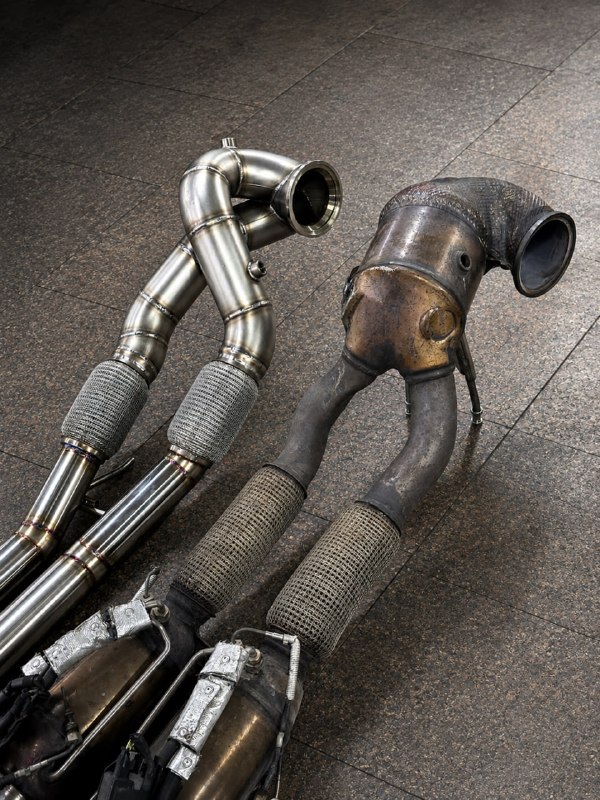 Новый downpipe и штатная выпускная секция Audi TT RS