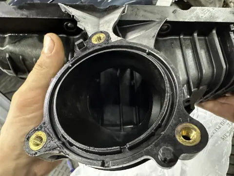 Очищенный вход и заслонка впускного коллектора Volkswagen 2.0 TDI