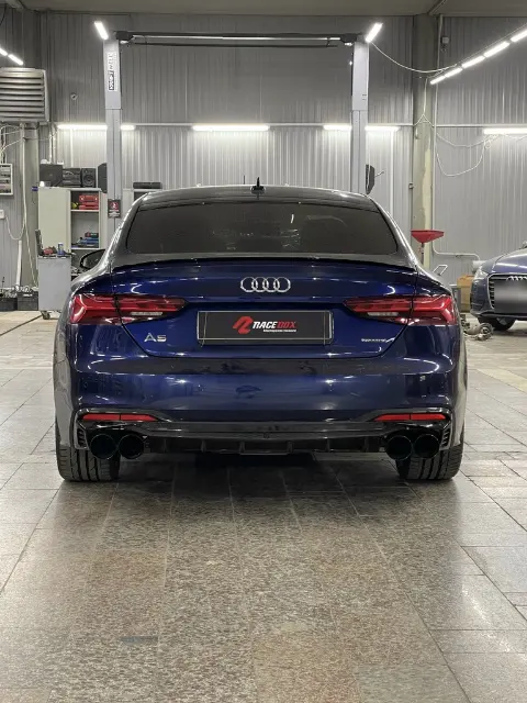 Audi A5 B9 с четырьмя чёрными насадками выхлопа, вид сзади