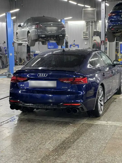 Четыре чёрные насадки выхлопной системы Audi A5 B9