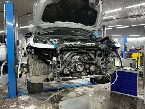 Доступ к помпе Porsche Cayenne после разборки передней части