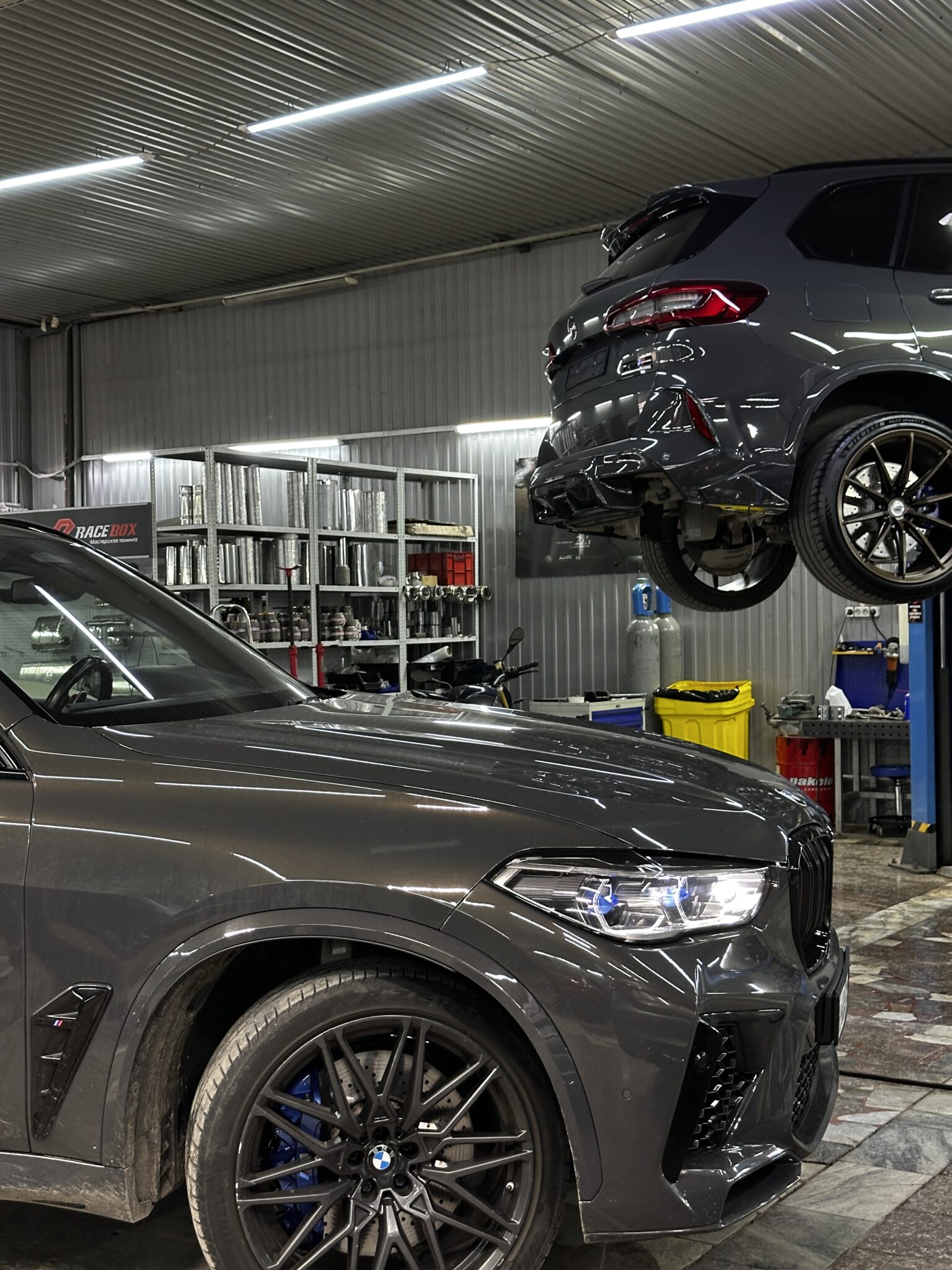 BMW X5 G05 в сервисной зоне RaceBox перед Stage 1