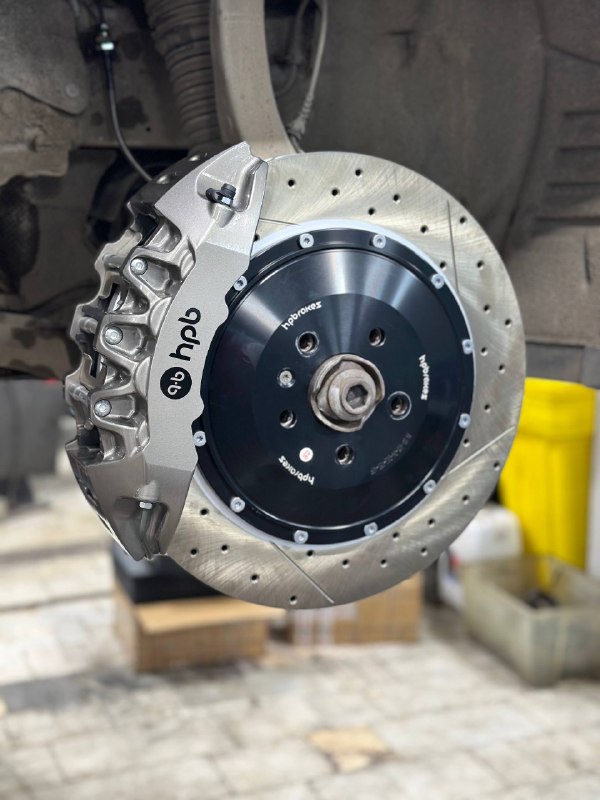 Многопоршневой суппорт HP Brakes на Audi Q7 4M