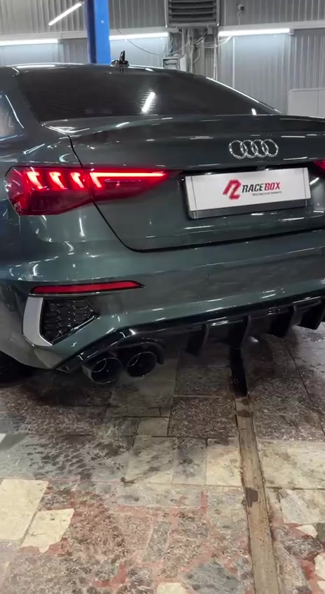 Чёрные глянцевые насадки Audi A3 8Y крупным планом, кадр из видео