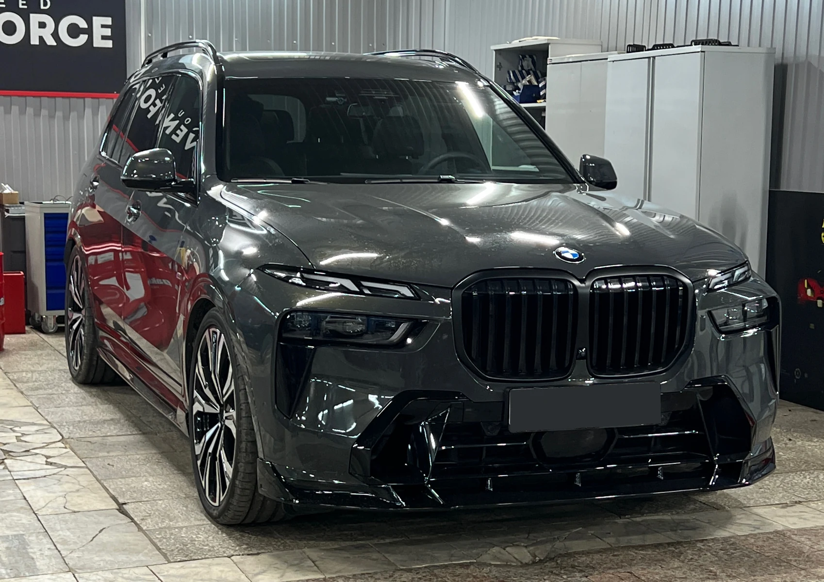 Автомобиль BMW в мастерской RaceBox