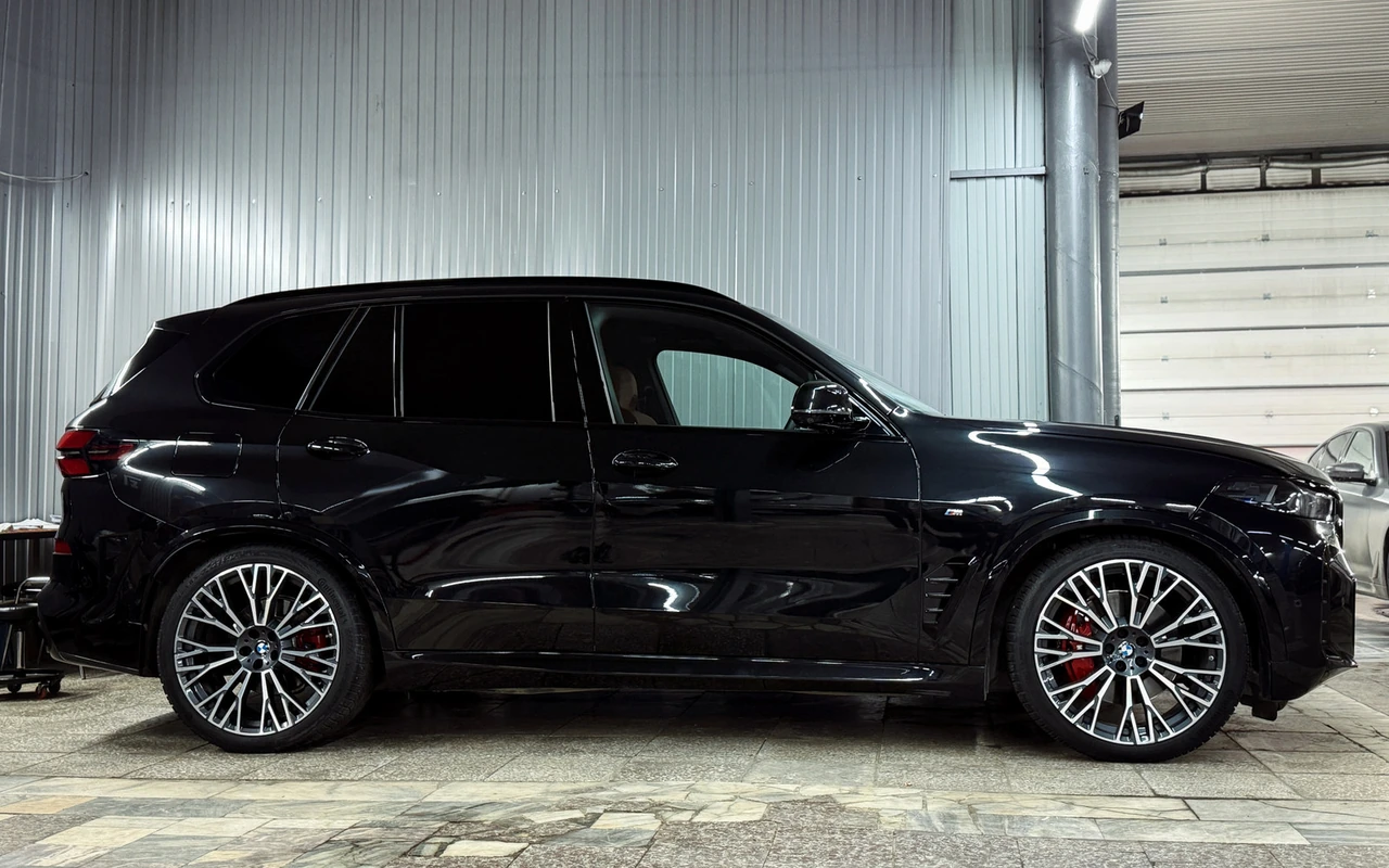 BMW X5 G05 LCI в мастерской RaceBox, вид сбоку