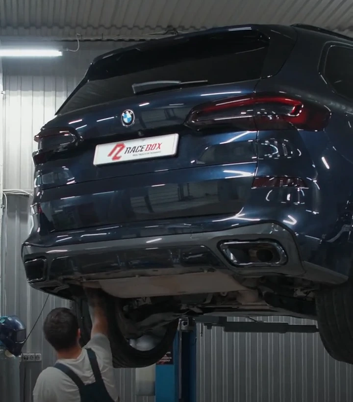 BMW X5 на подъёмнике во время установки активного выхлопа